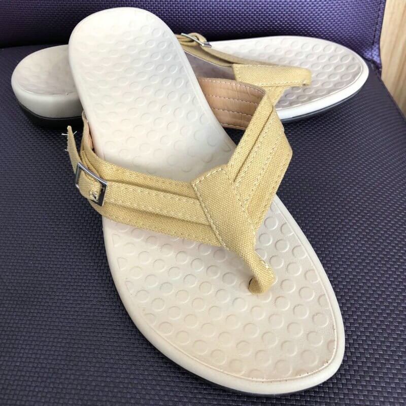 Komfortable orthopädische Damensandalen. Das EVA-Fußbett lindert Fersenschmerzen und bietet Halt.