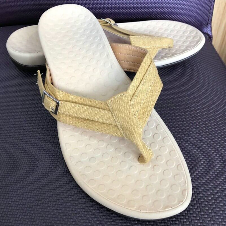 Komfortable orthopädische Damensandalen. Das EVA-Fußbett lindert Fersenschmerzen und bietet Halt.