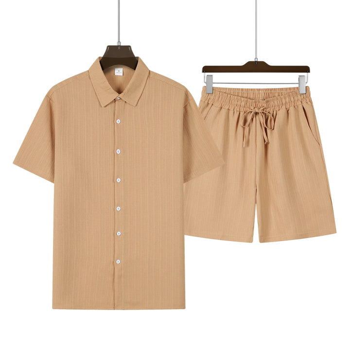 Genießen Sie den Sommer im leichten Herren Hemd-Shorts Zweiteiler, ideal für Freizeit & Strand.
