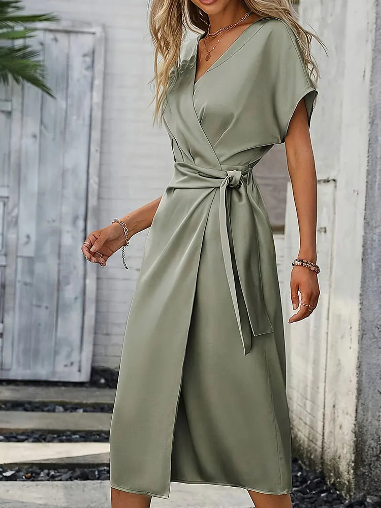 Damen Salbeigrün Wickelkleid mit elegantem V-Ausschnitt und Bindegürtel, perfekt für Sommer & festliche Anlässe.