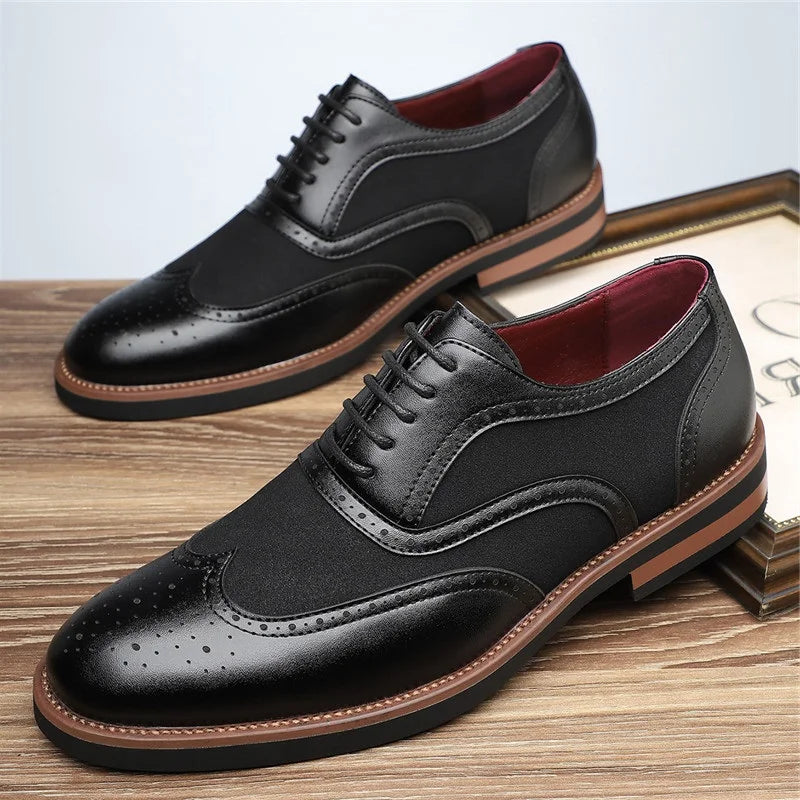 Klassische zweifarbige Herren Oxford Brogues. Elegante Business-Schnürschuhe für stilvolle Männergarderobe.