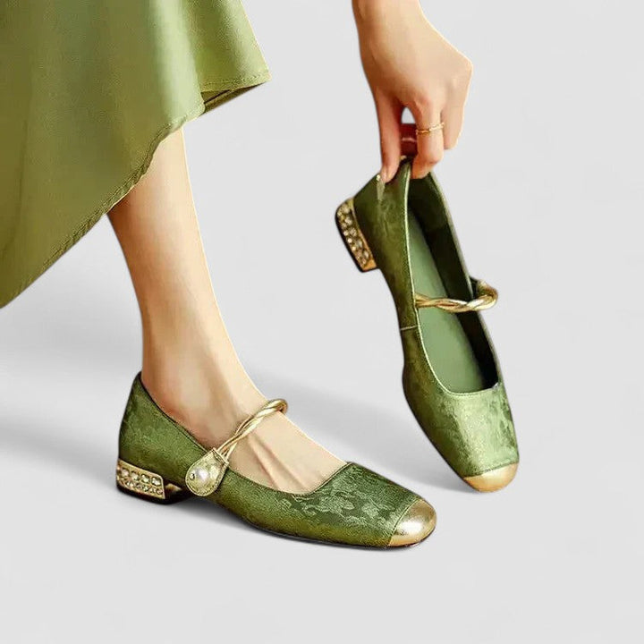 Feine Textur der eleganten Mary Jane Damenschuhe, orthopädisch, flach und komfortabel.