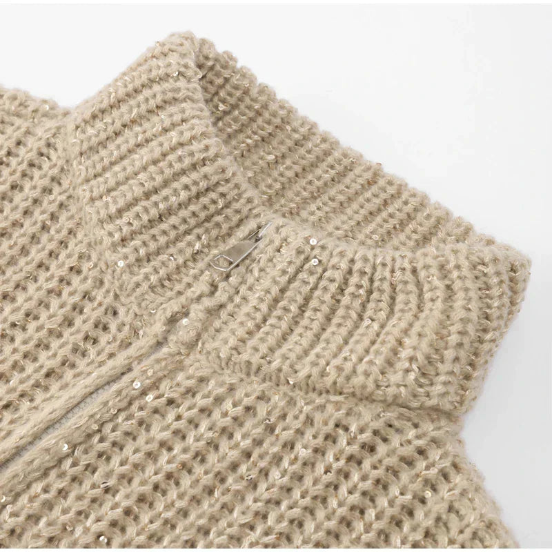 Schicke Damenstrickjacke mit Glitzer, vielseitige Luxusbekleidung in Weiß.