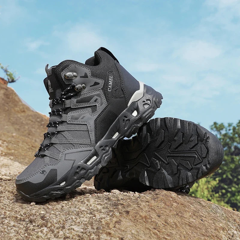 Bequeme graue Herren Wanderschuhe. Rutschfeste Outdoorschuhe für komfortables Wandern in jedem Terrain.