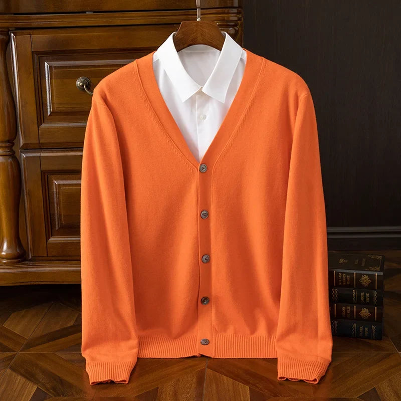 Bequemer Herren Strickcardigan mit V-Ausschnitt, Knopfleiste, weich & ganzjährig tragbar.