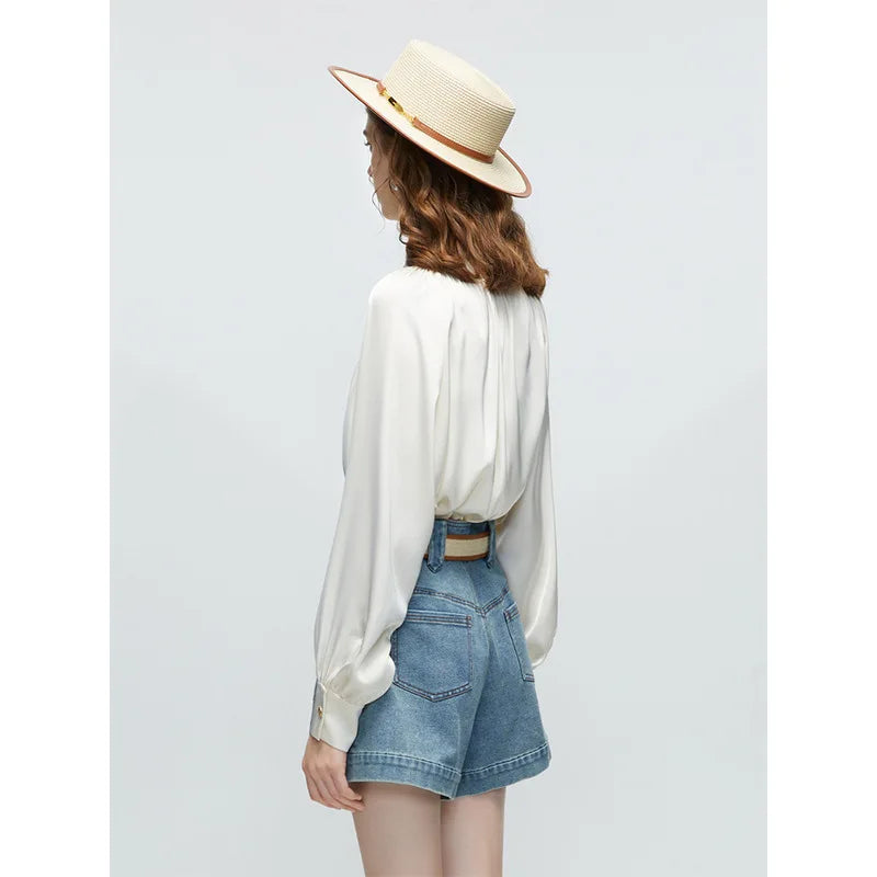 Stilvolle Damen Denim Shorts mit hoher Taille und modischem Gürtel, A-Linie Schnitt für Sommerlooks.