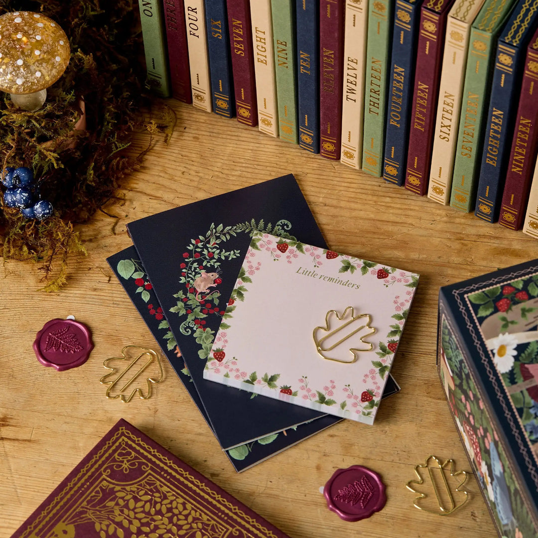 Kreativer Weihnachts-Adventskalender mit Schreibwaren & Inspiration. Ideal für Journaling & künstlerischen Bedarf.
