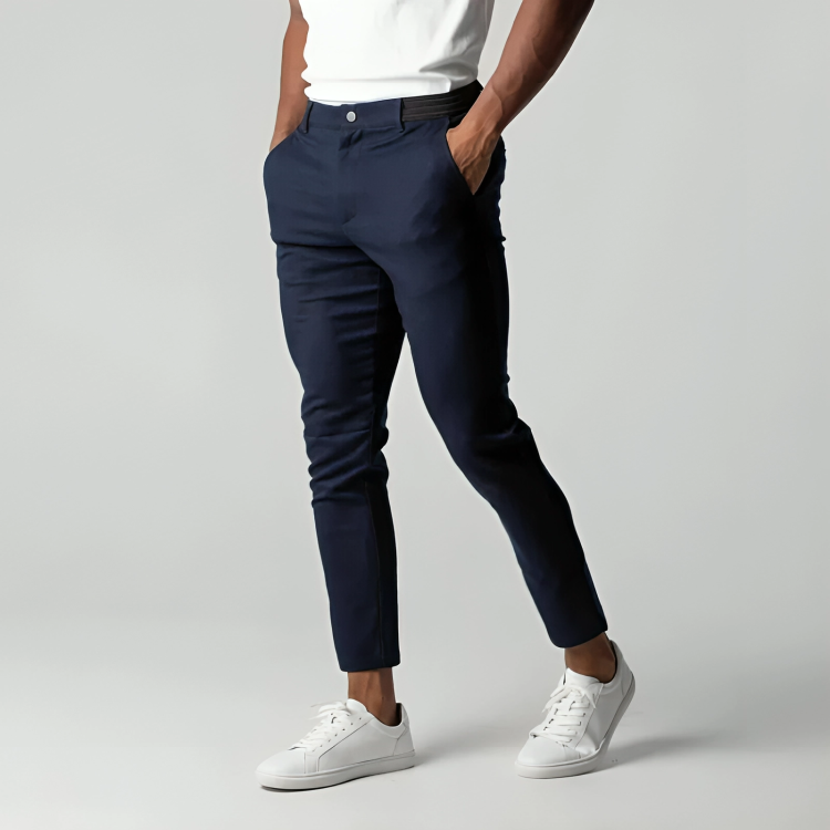 Modische Tapered Fit Chino für Herren in klassischem Schwarz, ein Must-have für Ihre Garderobe.