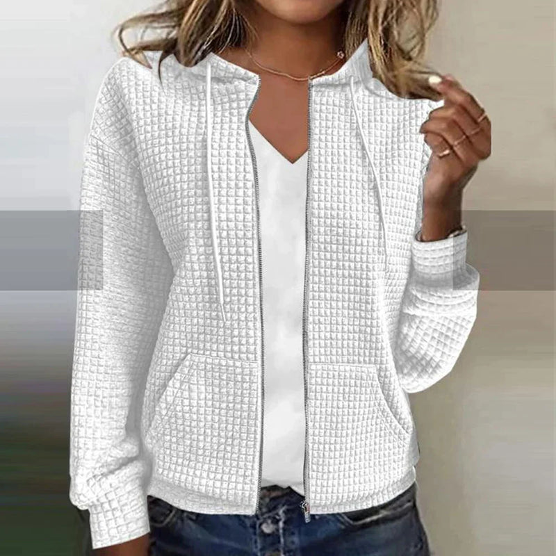 Damen Zip-Hoodie mit Kapuze, Reißverschluss & großen Fronttaschen, an einem Model getragen. Alltagslook.