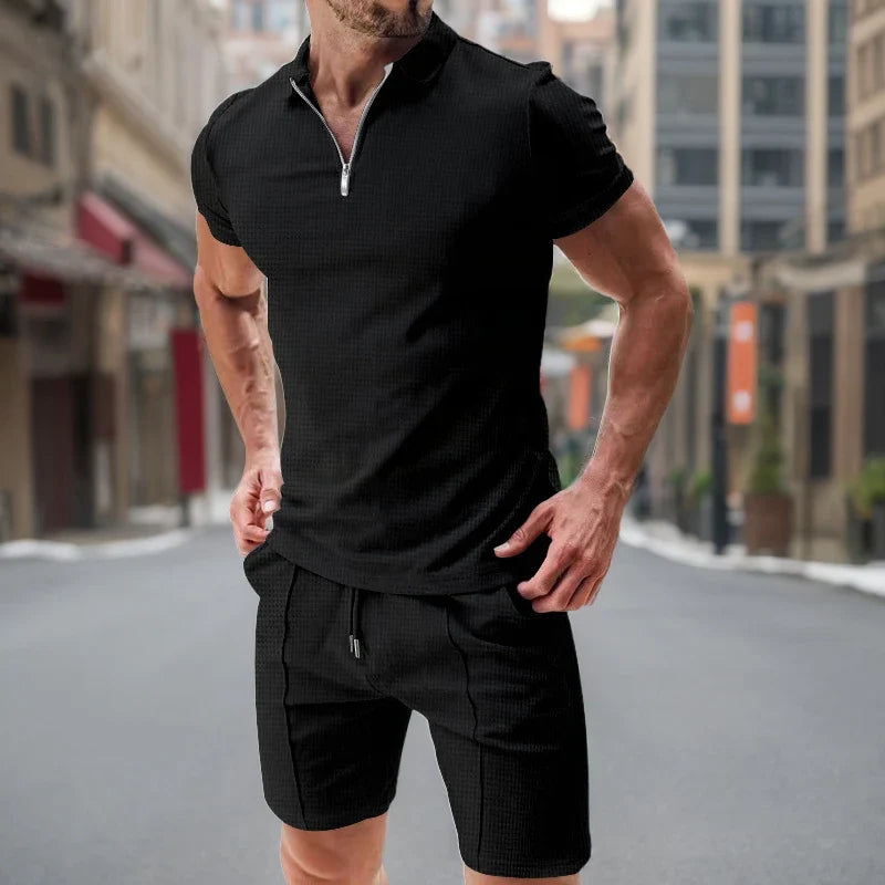Sommerliches Herren Freizeit Set mit strukturiertem Polo und passenden Shorts, ideal für Urlaub.