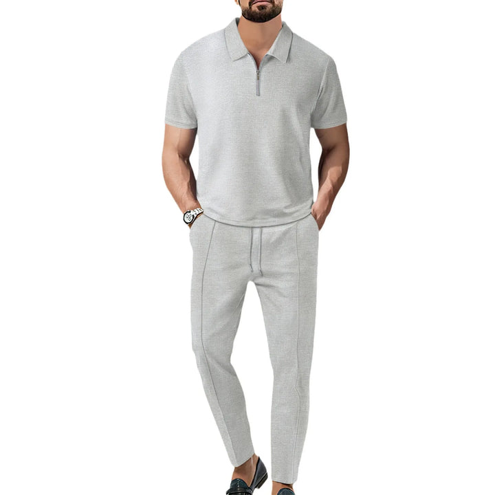 Herren Polo Set in Beige, Kurzarm mit Struktur und Shorts, lässig und bequem für den Sommer.