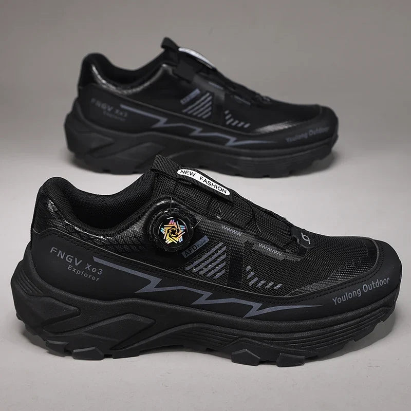Ein Paar robuste Herren Outdoor Wanderschuhe mit Drehverschluss, bereit für anspruchsvolle Wanderungen.