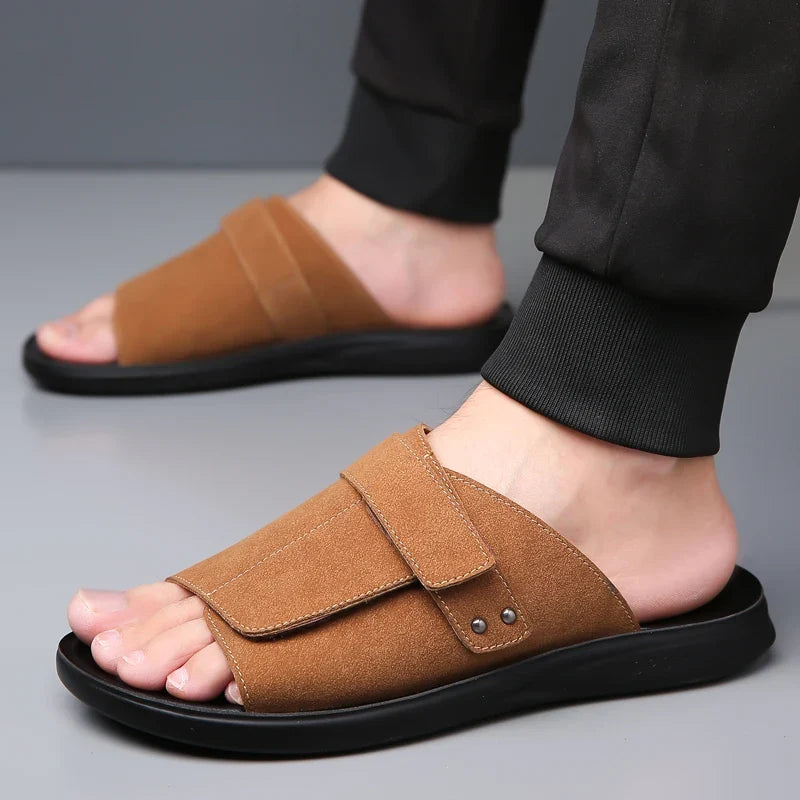 Bequeme Herren Sandalen, weich gepolstert, mit Klettverschluss. Flache Slip-On Sommerschuhe für puren Komfort.