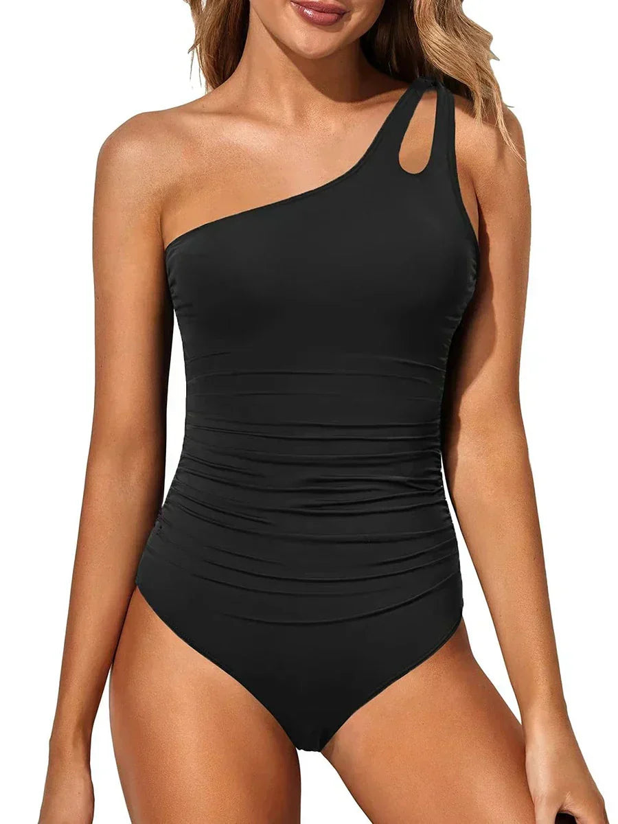 Chicer Damen Ein-Schulter-Badeanzug Sola, perfekt als Strandmode und für einen unvergesslichen Urlaub.