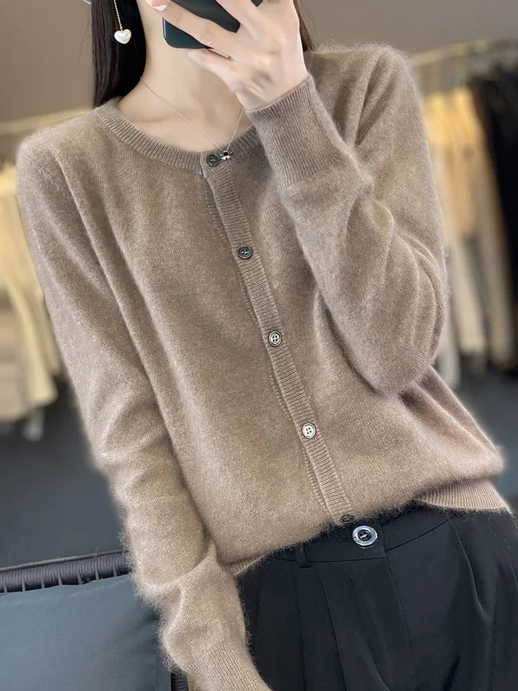 Nahaufnahme der Textur: Damen Herbstpullover mit Rundhals und Knopfleiste. Bequeme Herbstmode.