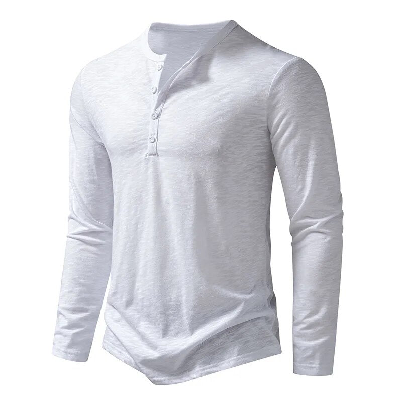 Enganliegendes Herren Langarmshirt, Henley-Stil, Slim-Fit, ideal für moderne Herrenmode.