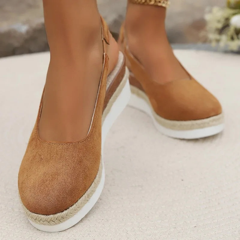 Khakifarbene Damen Slip-Ons, bequeme Alltags-Slipper für Damenmode. Perfekte Freizeitschuhe.