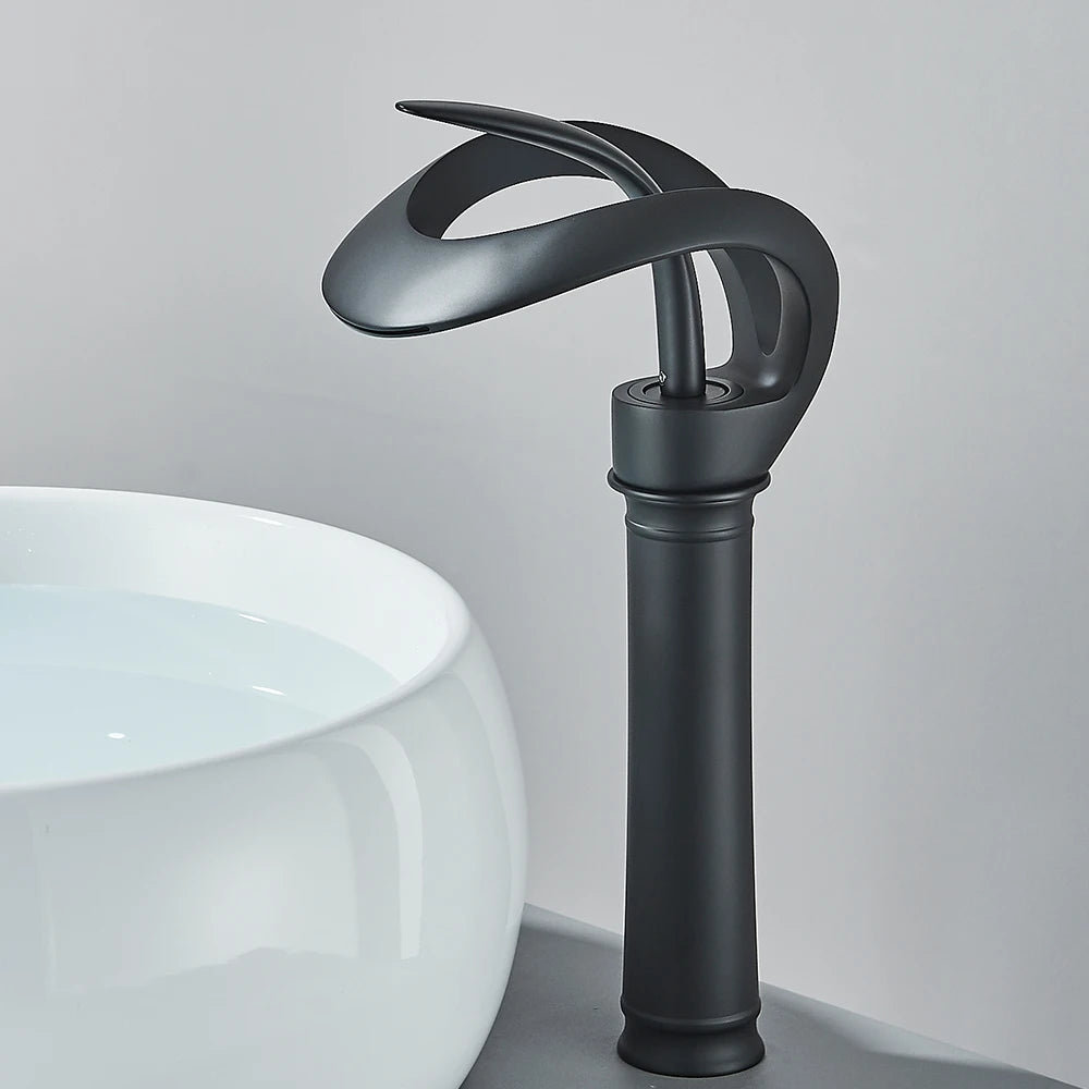 Elegante moderne Waschtischarmatur aus Messing mit breitem Wasserfallhahn für Badezimmer.