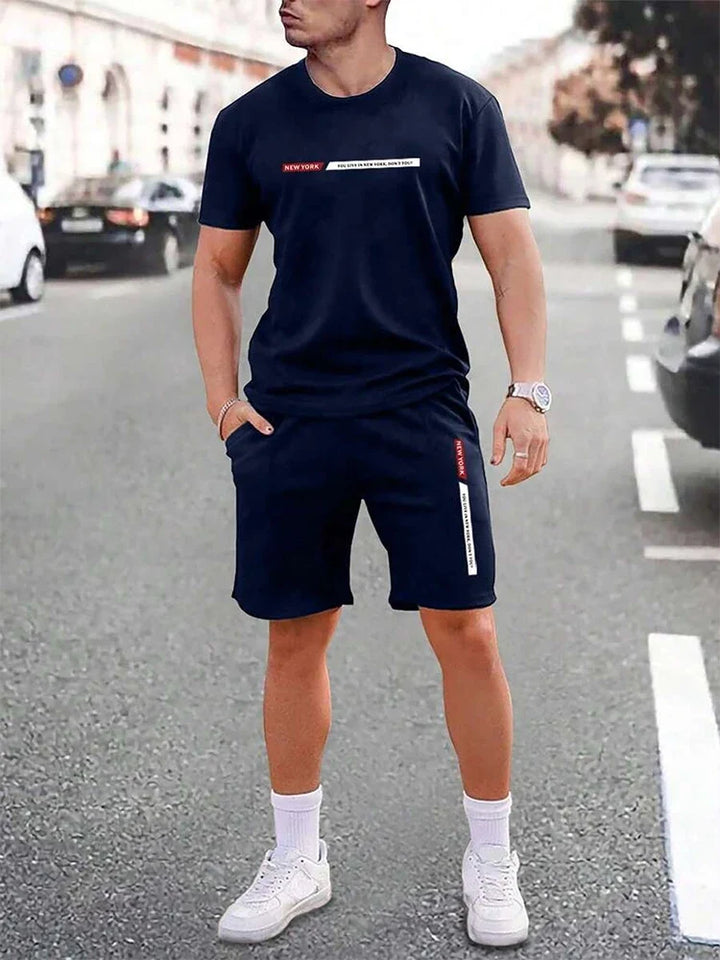 Herrenmode Sommer: Atmungsaktives Kurzarm T-Shirt mit Rundhals und bequeme Shorts für heiße Tage.