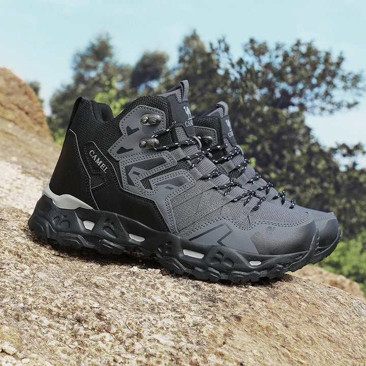 Robuste graue Hikingstiefel für Herren. Komfortable Outdoorschuhe mit stabiler Passform für Abenteuer im Gelände.
