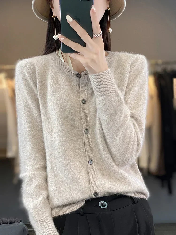 Damen Herbstpullover mit lockerem Rundhals & Knopfleiste. Modische Herbstmode für bequemen Alltag.