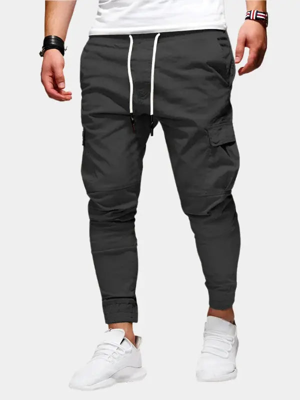 Mann trägt schwarze Sport-Joggerhose, demonstriert perfekte Passform & Bewegungsfreiheit.
