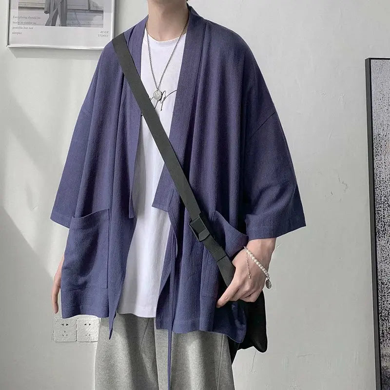 Eleganter Herren Kimono Cardigan mit offenem Schnitt, modische Übergangsjacke für modebewusste Männer.