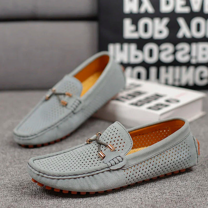 Seitenansicht der Herren Slip-On Loafer, zeigt das schlanke Design und die leichte Bauweise.