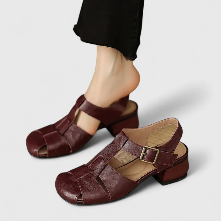 Stilvolle Damensandalen: Riemchenschuhe mit Blockabsatz, Schnalle; elegante Sommerschuhe.