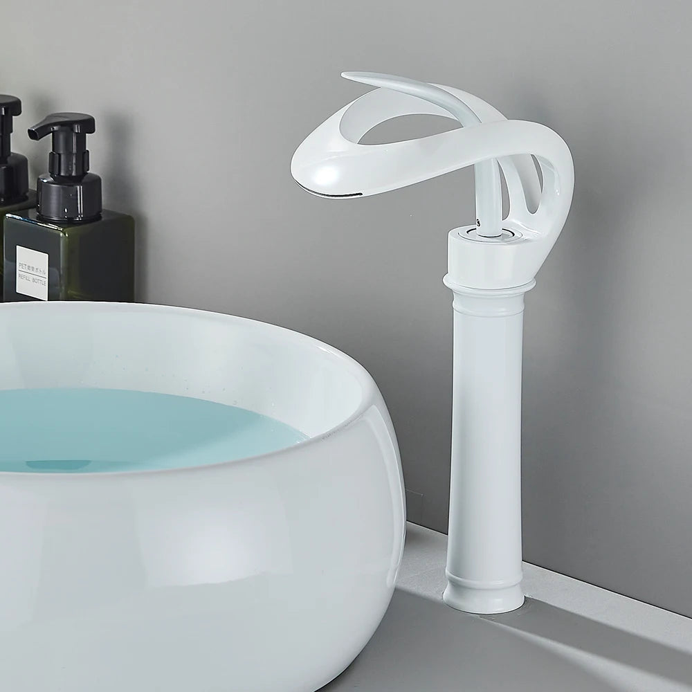 Glänzende Messing Mischbatterie mit innovativem Wasserfall-Auslauf für Ihr Badezimmer.