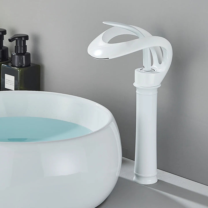Glänzende Messing Mischbatterie mit innovativem Wasserfall-Auslauf für Ihr Badezimmer.