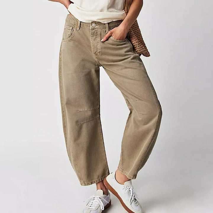 Damenjeans mit weitem Schnitt, bietet Komfort und modisches weites Bein für den täglichen Gebrauch.
