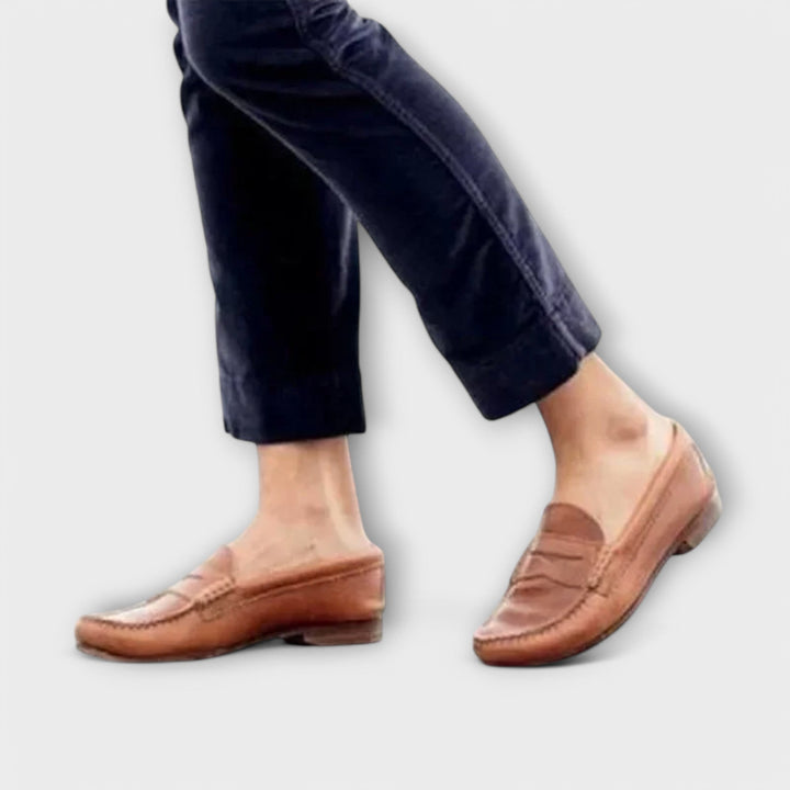 Schwarze Damen Loafer, klassisch und komfortabel, perfekt für einen stilvollen Auftritt im Büro.