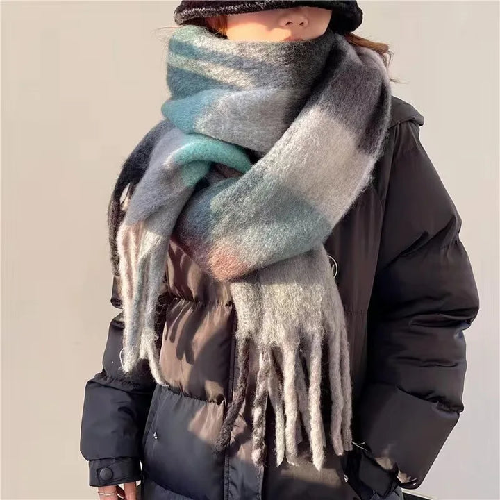 Flauschiger, extra langer Winterschal, unisex, mit modischem Karomuster; hält warm & setzt stilvolle Akzente.