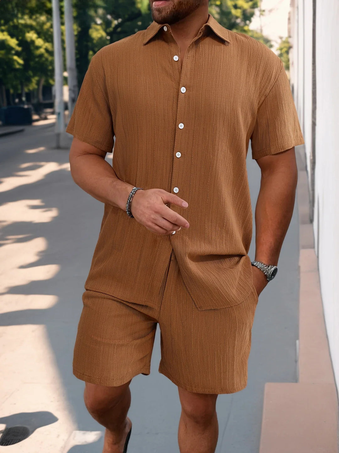 Stylisches Herren Kurzarm Hemd aus dem Sommer Zweiteiler Set, ideal für Strand und Freizeit.