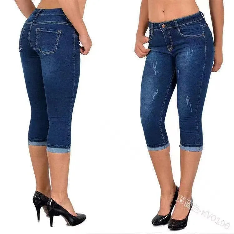 Damen Slim Fit Denim Capri-Hose in hellblauem Denim, ideal für den Sommer und Freizeit. Bequem & stilvoll für den Alltag.