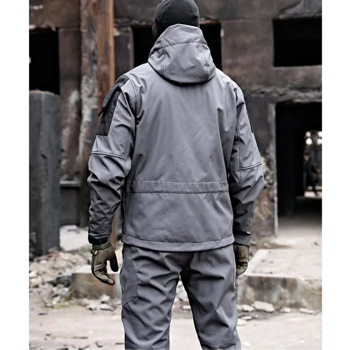 Funktionskleidung: Herren Thermoanzug mit vielen praktischen Taschen für Outdoor-Ausrüstung und persönliche Dinge.
