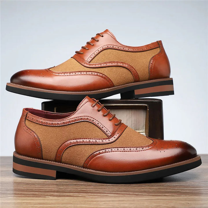 Ein Mann trägt elegante zweifarbige Oxford Brogues. Stilvolle Business-Schnürschuhe, perfekt für Büro und besondere Events.