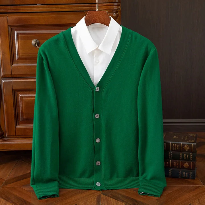 Stylischer Herren Strickcardigan mit V-Ausschnitt und Knopfleiste, bequem und zeitlos elegant.