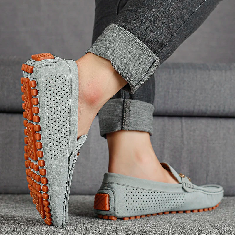 Vorderansicht der atmungsaktiven Herren Slip-On Schuhe, betont modernes Design und Komfort.