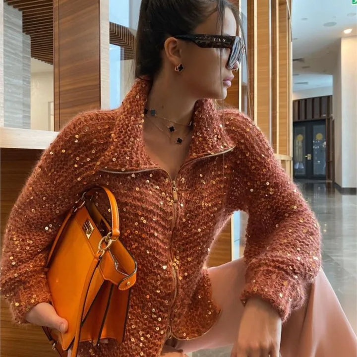 Vielseitige Glitzerstrickjacke, warme Damenmode in Bordeauxrot, ein trendiges Stück.