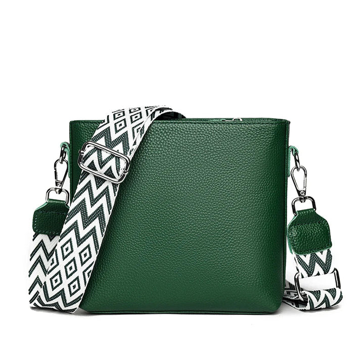 Detailansicht der hochwertigen beigen Leder-Schultertasche für Damen. Stilvolle Handtasche.