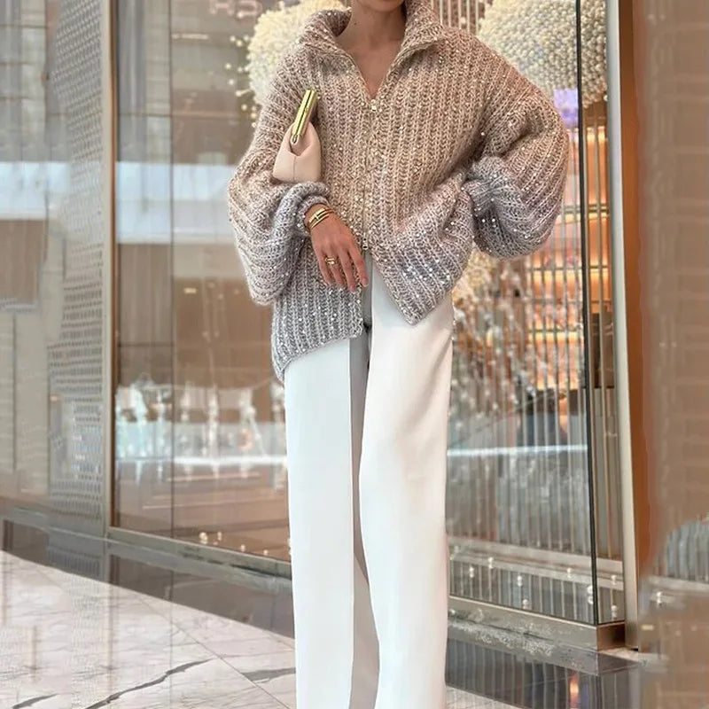 Elegante Glitzerstrickjacke für Damen, vielseitig für festliche Anlässe & Alltagskombinationen.