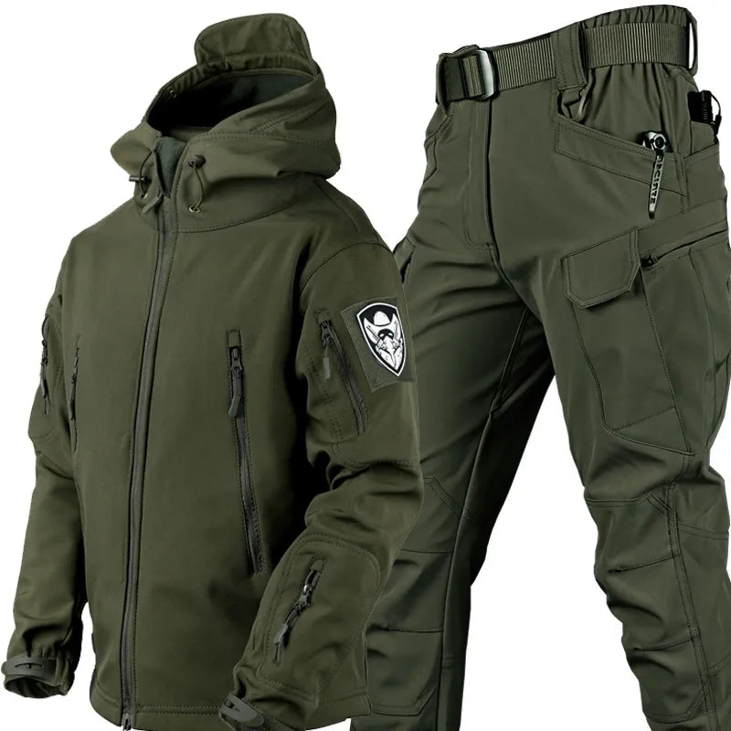 Herren Outdoor-Set: einzeln präsentierte robuste Outdoor-Jacke und strapazierfähige Outdoor-Hose für Abenteuer.