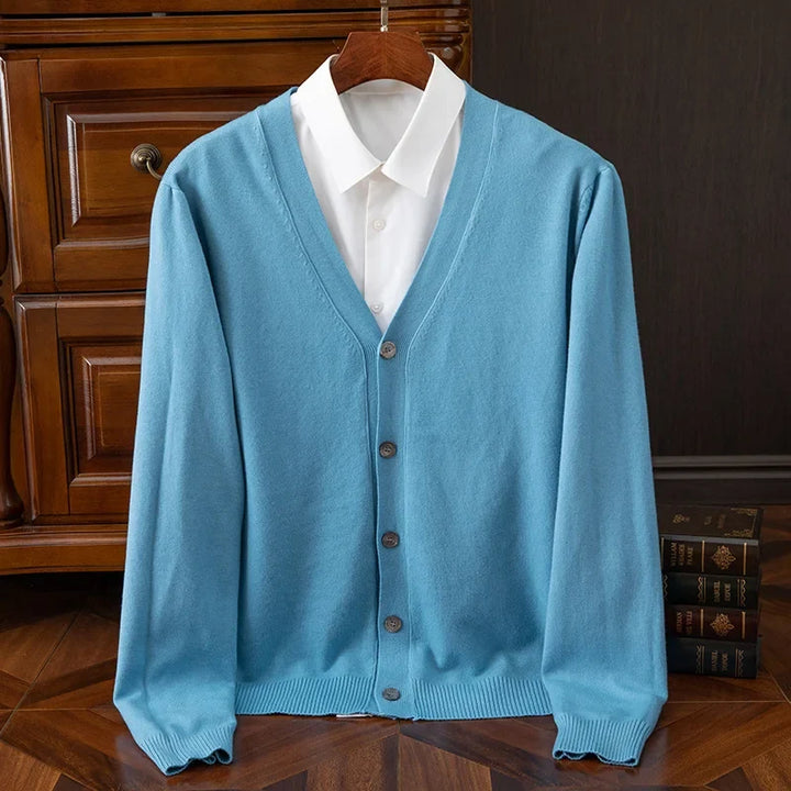 Herren Strickcardigan mit V-Ausschnitt und Knopfleiste, elegant für Herrenmode und Freizeit.