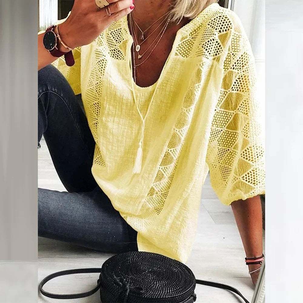 Damen Sommerbluse aus leichtem Stoff, mit zarter Spitze am V-Ausschnitt; modisch & feminin.
