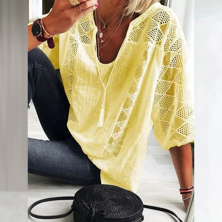 Damen Sommerbluse aus leichtem Stoff, mit zarter Spitze am V-Ausschnitt; modisch & feminin.