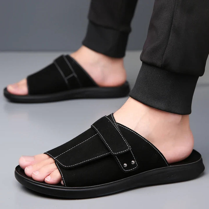 Leichte Herren Sommerschuhe: bequeme Slip-On Sandalen mit Klettverschluss für luftigen Komfort & sicheren Tritt.
