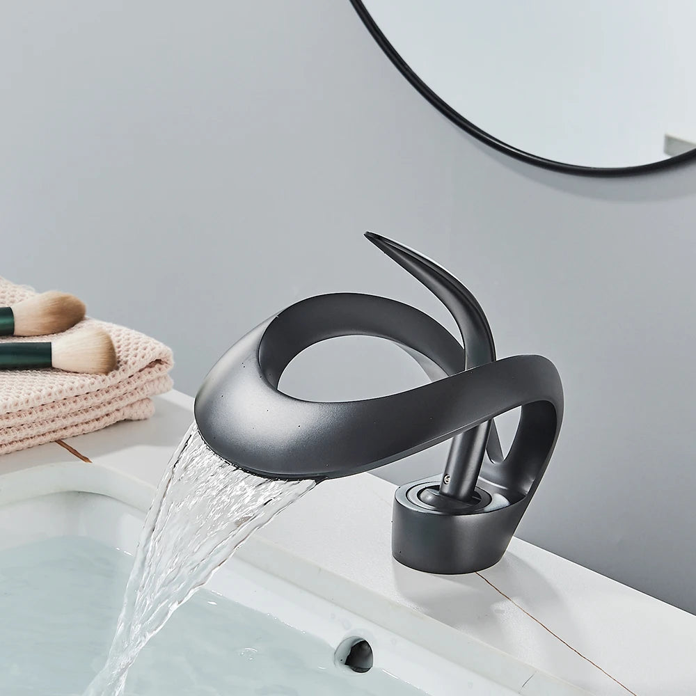 Stilvolle Wasserfall Waschbeckenarmatur in Messing; schafft modernes Badezimmer Ambiente.