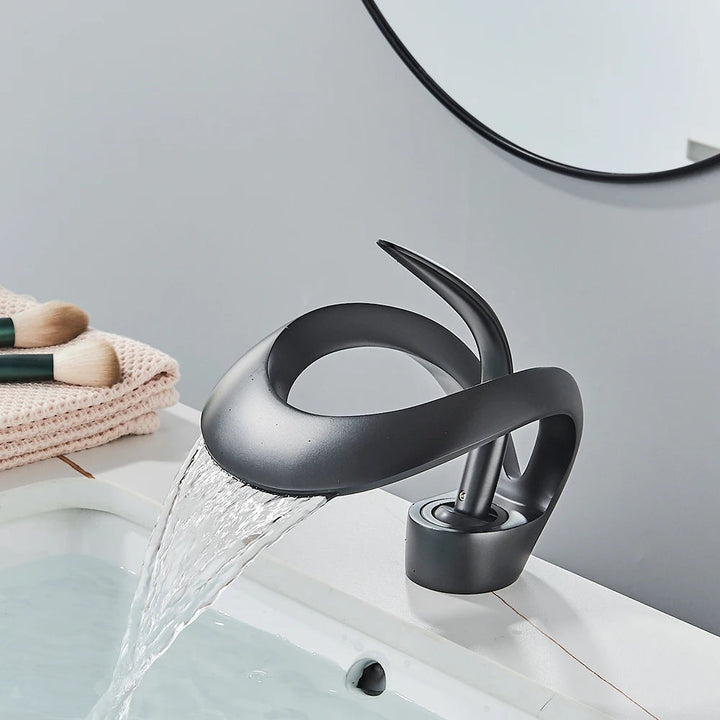 Stilvolle Wasserfall Waschbeckenarmatur in Messing; schafft modernes Badezimmer Ambiente.
